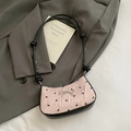 Borsa sottobraccio rosa a pieghe con fiocchi neri e chiusura in metallo - Stampa a fiocco senza pendente