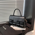 Elegante borsa a tracolla nera in ecopelle con motivo geometrico e dettagli dorati - Nero