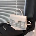 Elegante borsa a mano bianca con trama trapuntata e dettagli dorati per lo stile primaverile - Bianco
