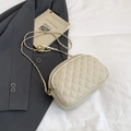 Elegante borsa a tracolla trapuntata beige con catena dorata e dettaglio a sfera - Bianco
