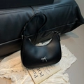 Bolso de hombro media luna en cuero mate negro con detalle de lazo de metal plateado - Negro