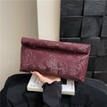 Elegante pochette a busta in finta pelle di serpente bordeaux con design a pieghe morbide - Rosso