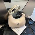 Borsa sottobraccio a mezzaluna bianco panna con elegante fiocco in metallo nero - Bianco