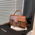 Borsa a tracolla quadrata marrone caramello con texture a cioccolato e manico superiore - Marrone