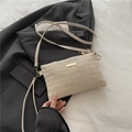 Schicke beige geflochtene Umhängetasche mit V-Muster und eleganten goldfarbenen Details - Gebrochenes Weiß