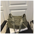 Detalle del bolso tote plisado verde oscuro con dos lazos y correa ancha ajustable - Negro