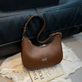 Bolso media luna marrón con lazo plateado y correa de hombro ajustable pro - Marrón