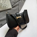 Borsa sottobraccio minimalista in pelle nera con fibbia dorata e design vintage elegante - Nero