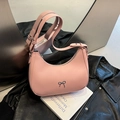 Bolso de hombro rosa tipo media luna con lazo plateado y correa ajustable - Rosa