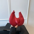 Elegante bolso de media luna rojo en cuero granulado con detalles dorados - Rojo