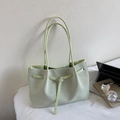 Bolso tote trenzado verde menta con hebilla plateada y correas finas - Verde