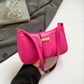 Borsa sottobraccio rosa acceso in pelle PU con fibbia dorata su sfondo grigio chic - Rosso Rosa
