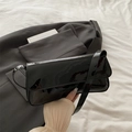 Minimalistische schwarze Lackleder-Baguette-Schultertasche mit Hochglanz-Spiegeleffekt - Schwarz
