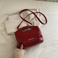 Sac fourre-tout en cuir verni rouge foncé avec poignées découpées et lettrage blanc - Rouge