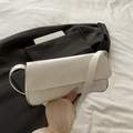 Minimalistische weiße Lackleder-Baguette-Tasche mit Klappenverschluss und Glanzeffekt - Weiß