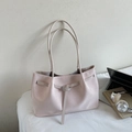 Bolso tote trenzado rosa claro minimalista con correas finas y detalle de hebilla plata - Rosa