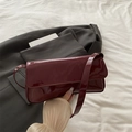 Glänzende burgunderrote Lackleder-Baguette-Tasche mit minimalistischem Klappendesign - Rot