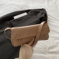 Minimalistische beigefarbene Baguette-Tasche aus Lackleder mit Umschlag und Schultergurt - Khaki