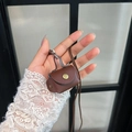 Mini-Kopfhörertasche aus braunem Leder mit Goldverschluss und Umhängeband für Damen - Braun