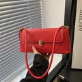 Bolso baguette rojo moderno de cuero mate con hebilla dorada y correa de hombro fina - Rojo