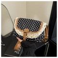 Detail van vintage crossbodytas met stippen, beige kant en bruine lederen schouderriem - Zwart