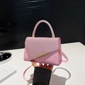 Borsa a tracolla rosa con patta glitterata e barra metallica dorata a mano - Rosa