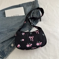 Schwarze halbmondförmige Schultertasche mit rosa Blumen und Schleifenmuster - Schwarz
