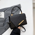 Elegante borsa nera con paillettes, chiusura dorata e tracolla rimovibile - Nero