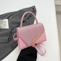 Borsa a mano rosa in pelle con patta glitterata e dettagli dorati, borsa a tracolla chic - Rosa
