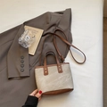 Bolso tipo cubo minimalista de lona beige y cuero marrón con correa ajustable - Blanco crema con marrón