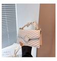 Detalle de bolso acolchado blanco con asa de nube plisada y hebilla metálica cuadrada - Blanco