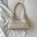 Detail der handgewebten Halbmondtasche mit beigen Streifen und schützenden Metallfüßen - Beige