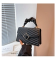 Detalle de bolso negro acolchado con hebillas doradas y asa plisada estilo nube elegante - Negro