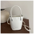 Detalle de bolso saco blanco con herrajes plateados y correa ajustable al hombro - Blanco