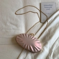 Dettaglio della borsa a mano rosa plissettata con chiusura a perla e catena d'oro - Rosa