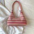 Draufsicht der Stroh-Schultertasche mit rosa-orangen Streifen und Standfüßen - Rosa