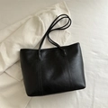 Borsa tote minimalista in ecopelle nera con scritte in rilievo e spalline lunghe - Nero