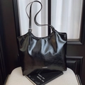 Bolso tote minimalista de charol negro para mujer con texto de moda y hebilla plateada - Negro sin Colgante