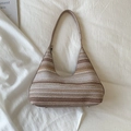 Detail der gewebten Hobo-Tasche mit Streifentextur und schützenden Metallfüßen - Khaki
