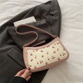 Rosa-weiße Schultertasche mit Kirschmuster und verstellbarem Riemen in modischer Szene - Rosa