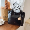 Bolso tote clásico de cuero sintético negro con colgante de béisbol en mesa - Negro Con Colgante