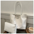 Detalle de bolso tote tejido con neceser a juego sobre una mesa de madera - Blanco