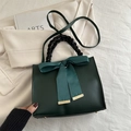 Sac à main en cuir vert foncé avec poignée tressée noire et grand nœud décoratif - Vert