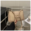 Detalle de la hebilla de lazo minimalista y bolso de hombro tejido de estilo retro - Caqui