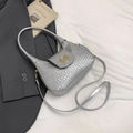 Silberne gewebte Achseltasche mit goldenem M-Logo und verstellbarem Schultergurt - Silber