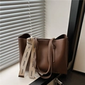 Bolso tote de cuero marrón oscuro con pespuntes blancos y detalle de cinta de moda - Marrón