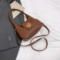 Sac bandoulière tissé caramel avec texture cuir vintage et logo M doré chic - Marron