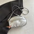 Sac bandoulière argenté en forme de coquille avec texture métallique et sangle dorée - Argenté