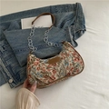 Floral jacquard τσάντα ώμου με καφέ δερμάτινη επένδυση και μεταλλική αλυσίδα σε κρεβάτι - Καφέ