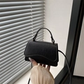 Petit sac bandoulière noir effet crocodile avec rabat ondulé pour femme chic - Noir